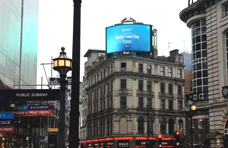 LG전자가 미국 뉴욕 타임스스퀘어와 영국 런던 피카딜리광장에 있는 옥외전광판에서 세계 식량의 날 캠페인 영상을 상영한다./사진제공=LG전