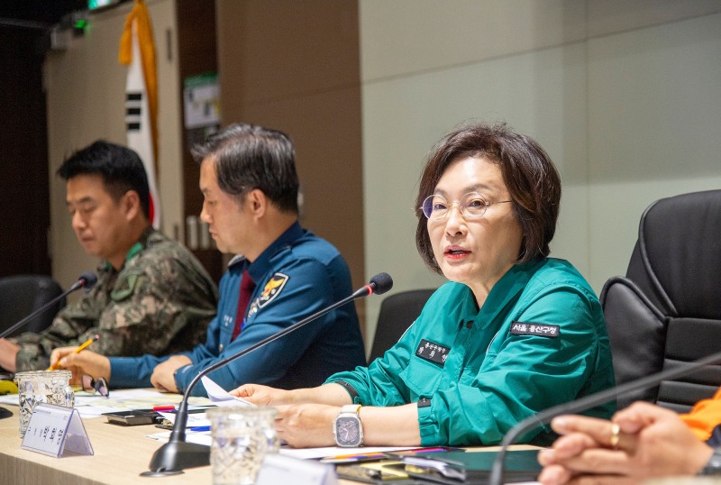 박희영 용산구청장이 핼러윈 데이 대비 유관기관 합동 대책회의에서 인사말을 하는 모습./사진제공=용산구