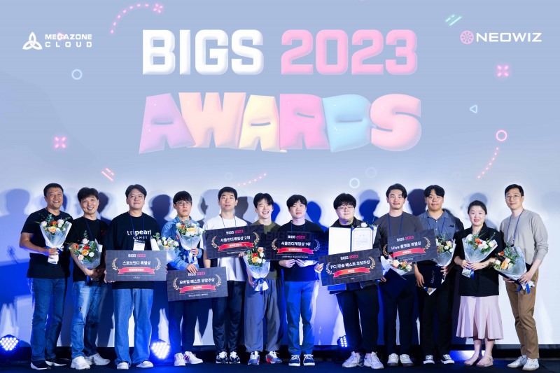 지난 13일 네오위즈 판교타워에서 열린 '비익스 2023' 시상식에 참여한 수상자들이 기념 사진을 촬영하고 있다. / 사진제공=네오위즈