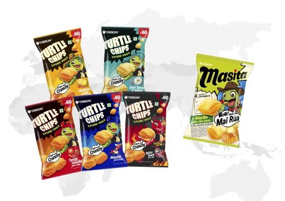 오리온(대표 이승준)이 초코파이, 포카칩, 스윙칩에 이어 ‘꼬북칩’으로 K스낵의 새로운 지평을 열고 있다. 꼬북칩은 2017년 3월 출시한 제품으로, 국내에서는 처음으로 홀겹의 스낵을 4개 층으로 쌓아 올렸다. 독특한 모양에다 중독성이 강한 맛으로 글로벌 시장에서도 탄탄대로를 걷고 있다. /사진=오리온