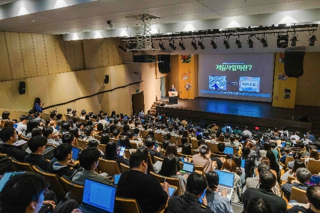 넥슨이 개최한 채용설명회 '채용의나라' 참여자들이 넥슨 판교 사옥 내 1994홀에서 커리어세션을 듣고 있다. / 사진제공=넥슨