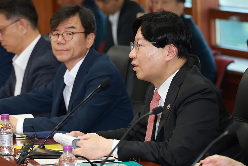김소영 금융위원회 부위원장이 16일 오후 서울 여의도 금융투자협회에서개최한 ESG 금융 추진단 제3차 회의에서 기업·투자자, 학계·전문가, 유관기관 등과 국내 ESG 공시제도 로드맵에 대해 논의했다./사진제공=금융위