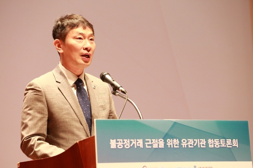 이복현 금융감독원장이 23일 오전 서울 여의도 한국거래소에서 열린 '불공정거래 근절을 위한 유관기관 합동토론회'에서 발표하고 있다. / 사진제공= 금융감독원(2023.05.23)