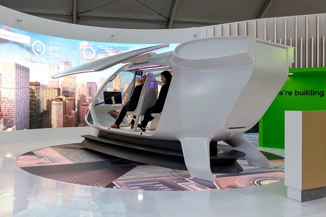 슈퍼널이 공개한 UAM 인테리어 콘셉트 모델에서 관람객들이 AR 비행을 체험하고 있다. 사진제공=슈퍼널.