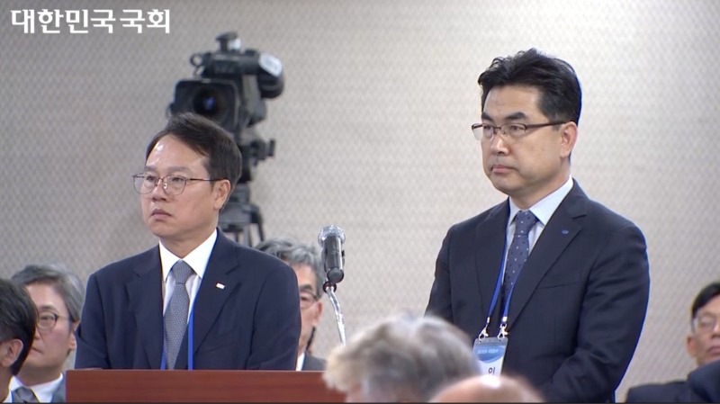 정윤만 BNK경남은행 준법감시인(왼쪽)과 우주성 DGB대구은행 준법감시인(오른쪽)이 17일 여의도 금융감독원 본원에서 열린 국회 정무위원회 국정감사에 출석했다. /사진제공=국회 인터넷의사중계시스템