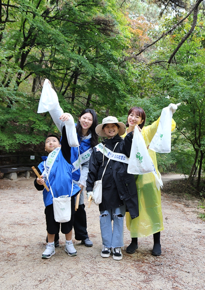 KCC(대표 정재훈)가 국립공원 북한산 우이령길에서 ‘숲으로 미래로’ 캠페인의 일환으로 '에코깅(Eco와 Jogging의 합성어)' 환경캠페인을 진행했다. 사진제공=KCC.