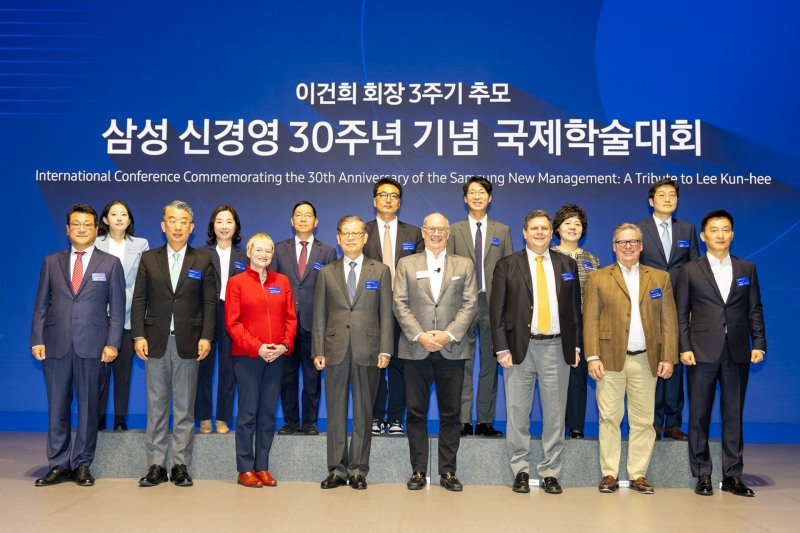 한국경영학회가 이건희 회장 3주기 추모 행사와 삼성 신경영 30주년 기념 학술대회를 개최했다. 사진은 (앞줄 왼쪽부터) 김재구 명지대 교수, 김상근 연세대 교수, 리타 맥그래스 컬럼비아대 교수, 김황식 호암재단 이사장, 로저 마틴 토론토대 명예교수, 스콧 스턴 MIT 교수, 패트릭 라이트 사우스캐롤라이나대 교수, 차문중 삼성글로벌리서치 사장이 행사에 참여한 모습./사진제공=삼성전자