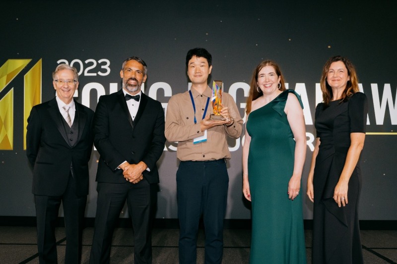 GDAI 구조공학 부문 우승을 차지한 현대엔지니어링 관계자(가운데)가 우승 트로피를 들고 벤틀리시스템즈 관계자들과 기념촬영 포즈를 취하고 있다. / 사진제공=현대엔지니어링