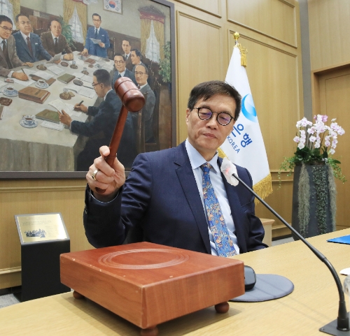 이창용 한국은행 총재가 19일 오전 서울 중구 한국은행에서 열린 금융통화위원회 본회의에서 회의를 주재하고 있다. / 사진제공= 한국은행(2023.10.19)