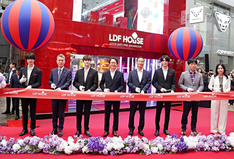 롯데면세점이 서울 중구 명동에 국내 최초 면세점 쇼룸 ‘LDF HOUSE(엘디에프 하우스)’를 열고 오픈식을 진행했다. NCT DREAM 지성(왼쪽부터), 김태홍 롯데호텔 대표이사, NCT DREAM 재민, 김주남 롯데면세점 대표이사, 김용익 서울세관 통관국장, NCT DREAM 제노, 김용명 명동관광특구협의회 상임이사, 강태은 명동상인협의회장/사진제공=롯데면세점
