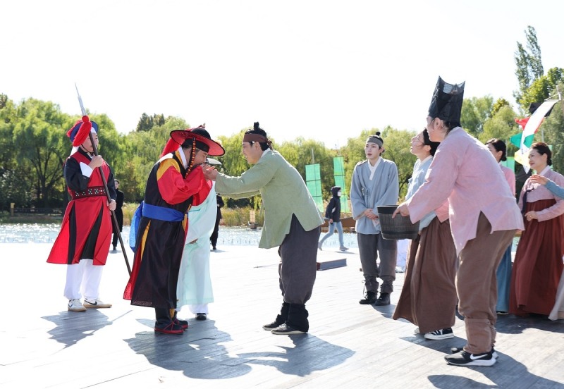 박강수 마포구청장이 전국 새우젓 산지에서 올라온 새우젓을 감별하는 모습./사진제공=마포구