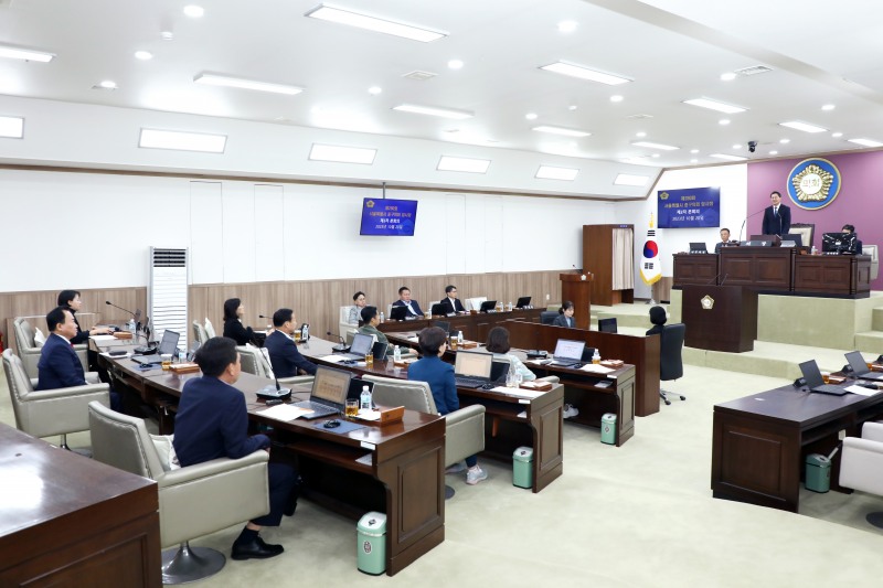 길기영 중구의회 의장이 본회의를 주재하는 모습./사진제공=중구