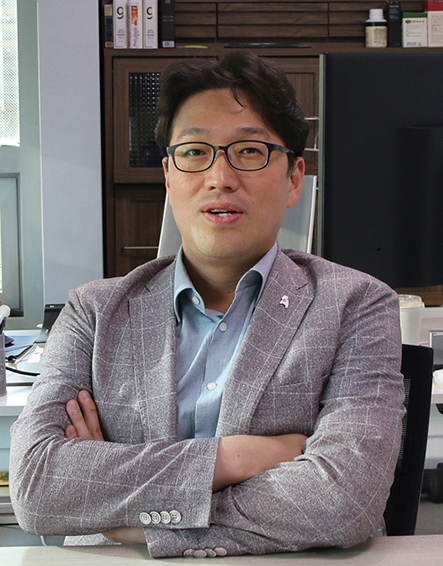 △ 1977년 1월 2일 / 포항공과대학교 수학/컴퓨터공학 졸업 / 美뉴욕대 수학 석사 / 1999.12. 심플렉스인터넷 (現카페24) 프로그래머 / 2001.03. 마크로테크놀로지 프로그래머 / 2006.07. 삼성화재 대리 (전사 리스크관리파트, 글로벌사업부) / 2010.07. 삼성화재 과장 (전사 리스크관리파트, 해외전략파트) / 2015.09. 삼성그룹 미래전략실 차장 (금융일류화추진팀) / 2017.06. 삼성화재 수석 (전사 기획파트, 전사 경영관리파트) / 2020.03. 삼성화재 부장 (투자협력파트) / 2022.05. 신한금융지주회사 전략기획팀소속 단장 / 2022.07. 현 신한EZ손해보험 대표이사 사장