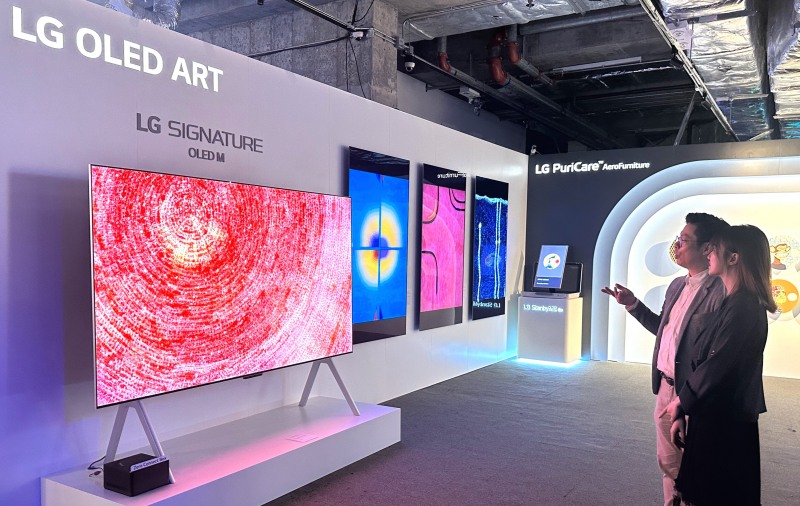 LG전자가 홍콩에서 23일까지 열리는 디지털 아트페어 2023(Digital Art Fair Hong Kong 2023)에서 올레드 TV를 전시하는 등 차별화된 고객경험을 선보인다./사진제공=LG전자