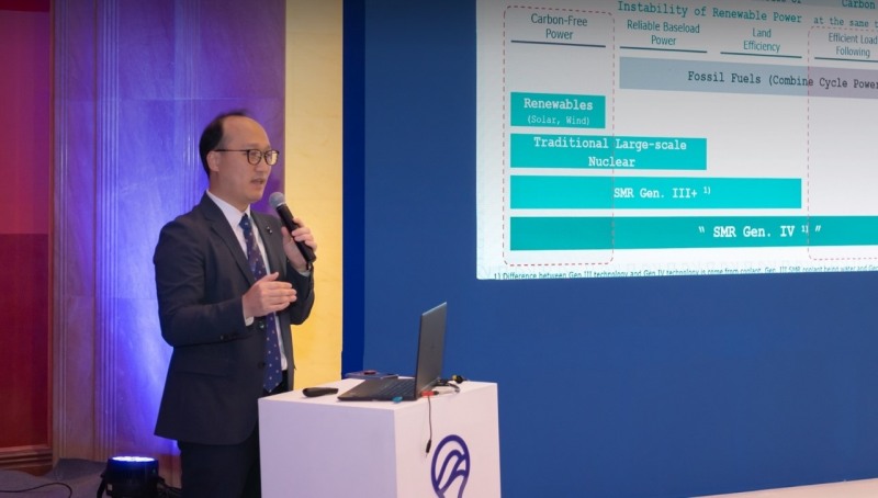 지난 3일(현지시간) SWCC가 사우디아라비아 젯다 리츠칼튼 호텔에서 주최한 ‘국제 담수화 콘퍼런스’에서 유성훈 DL이앤씨 플랜트 본부 전략기획 담당임원이 ‘SMR 기술을 활용한 담수화 플랜트 탄소중립 비전’을 주제로 발표하고 있다. / 사진제공=DL이앤씨