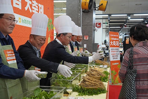 농협경제지주는 10월 23일 '인삼의 날'을 맞아 31일까지 '한국농협수삼' 특판 행사를 진행한다. 23일 하나로마트 양재점에서 내점객을 대상으로 수삼요리 증정행사가 진행하는 모습. (왼쪽에서부터 농협유통 김태룡 전무, 강원인삼농협 서정현 조합장, 농협경제지주 식품가공본부장 박서홍 상무, 강화인삼농협 한홍열 조합장, 농협유통 김태완 지사장)