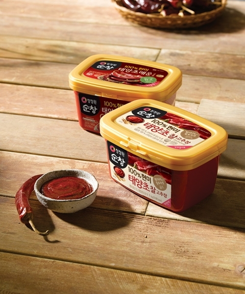 대상(대표 임정배) 청정원의 간장 브랜드 ‘햇살담은’과 장류 브랜드 ‘순창’이 2023 제9회 브랜드고객만족도(BCSI: Brand customer Satisfaction Index) 시상식에서 간장 및 고추장 부문 1위에 선정되는 영예를 안았다고 24일 밝혔다. /사진=대상 청정원