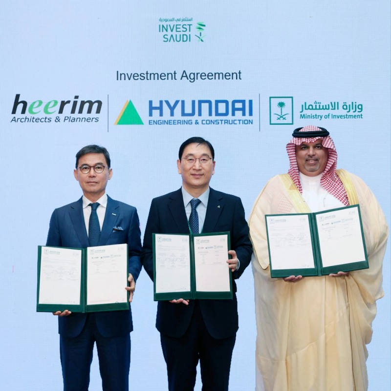 (왼쪽부터)정영균 희림 회장, 윤영준 현대건설 대표이사, 살레 알리 캅티(Saleh Ali Khabti) 사우디 투자부 차관이 3자 업무협약을 맺고 기념촬영을 하고 있다. / 사진제공=희림