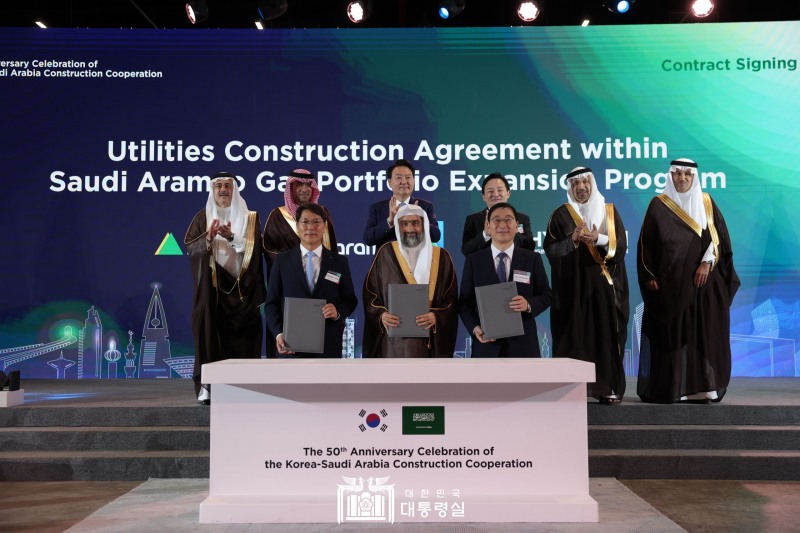 1열 좌측부터 홍현성 현대엔지니어링 대표, 와일 알 자파리 아람코 부사장, 윤영준 현대건설 대표, 2열 좌측부터 아민 알 나세르 아람코 CEO, 마지드 알 호가일 사우디 주택부장관, 윤석열 대통령, 원희룡 국토부장관, 칼리스 알 팔리 사우디 투자부장관, 살레 알 자세르 사우디 교통부장관 / 사진제공=대한민국 대통령실