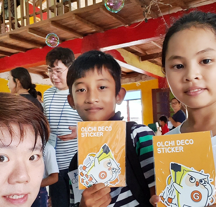 코로나19 발생 전인 2019년 굿리치 임직원들이 마지막으로 비전트립에 나서 현지 어린이들과 교감을 나누고 있는 모습./사진제공=굿리치