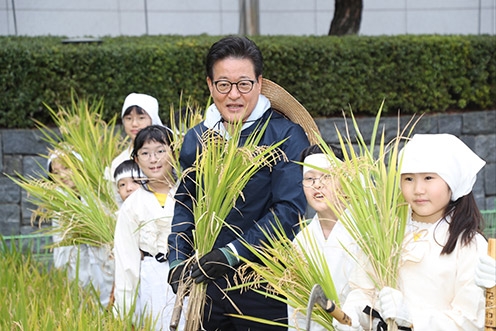 이재식 농협중앙회 부회장, 어린이들과 전통 ‘가을걷이’ 재연