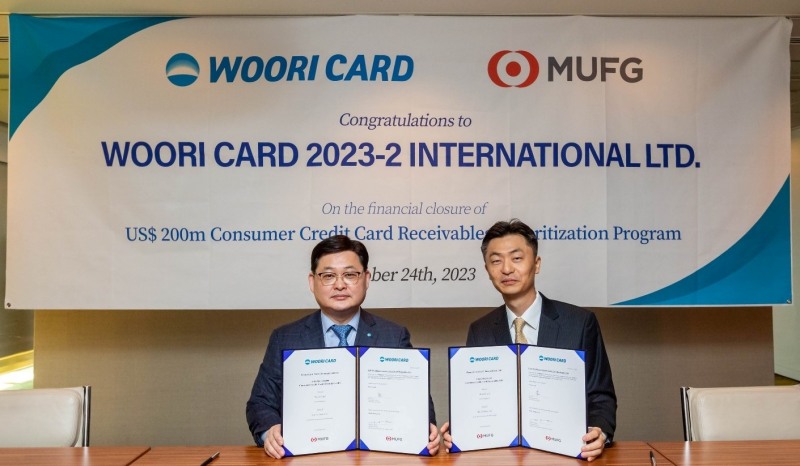 이달 24일 일본 도쿄에서 진행된 해외 자산유동화증권 발행 서명식 행사에서 이재일 우리카드 경영기획본부장(왼쪽)과 정태문 MUFG은행 아태지역 유동화 대표가 기념 사진을 촬영하고 있다./ 사진 = 우리카드