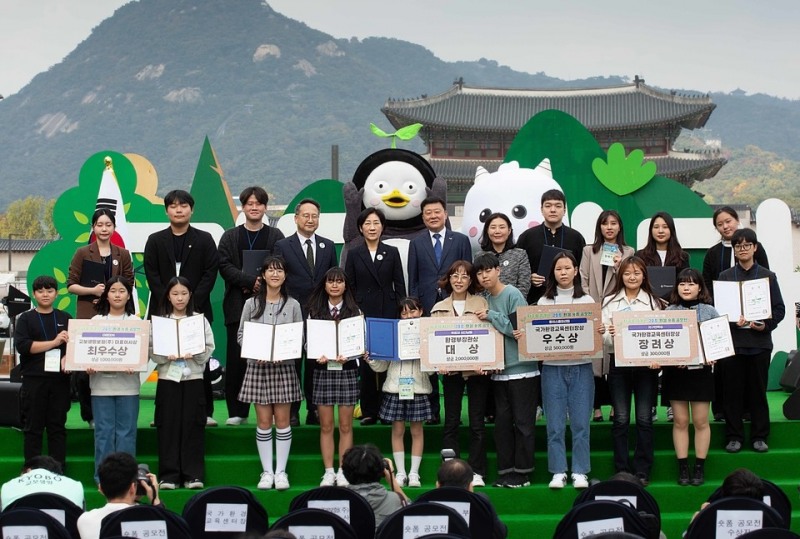 24일 오후 서울 광화문광장에서 열린 '지구하다 페스티벌' 개막식에서 한화진 환경부장관(뒷줄 왼쪽 다섯번째), 편정범 교보생명 대표(뒷줄 왼쪽 여섯번째)와 환경 숏폼 공모전 우수작 수사장들이 기념촬영을 하고 있다. 사진 제공=교보생명