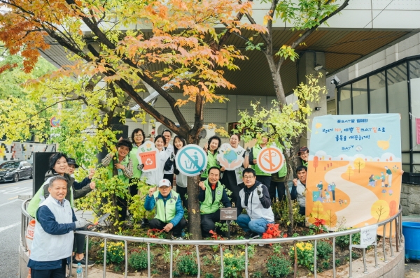 BAT로스만스(대표 김은지)가 ‘꽃밭(꽃BAT) 캠페인’을 통해 담배꽁초와 쓰레기로 가득했던 서울 중구 신당동의 한 골목길을 가을 꽃밭으로 탈바꿈했다고 25일 밝혔다. /사진=BAT로스만스