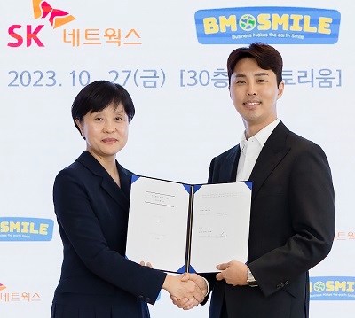 류성희 SK네트웍스 지속경영본부장(왼쪽)과 박봉수 비엠스마일 대표. 사진제공=SK네트웍스