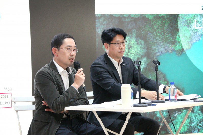 이인균 은행연합회 디지털·ESG그룹 본부장(왼쪽)과 정해민 은행연합회 지속가능경영부장(오른쪽)이 30일 2022년 은행 사회공헌활동 현황을 설명하고 있다. /사진제공=은행연합회