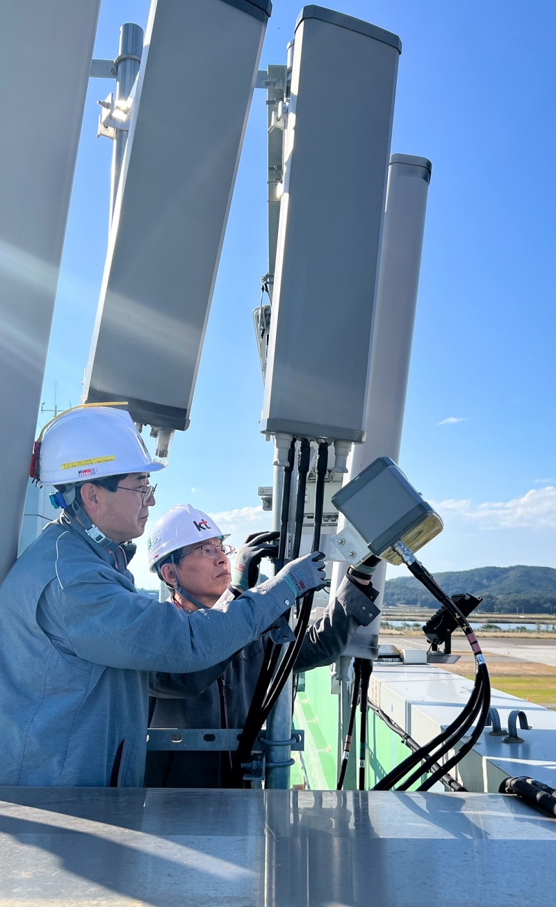 KT 임직원들이 전라남도 고흥 소재 한국항공우주연구원에서 UAM 전용 특화 안테나를 설치하고 현장 검증을 진행하고 있는 모습./사진제공=KT