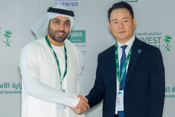 사진은 지난 22일(현지시각) 사우디아라비아 리야드 페어몬트 호텔에서 열린  '파리바게뜨 중동 진출을 위한 조인트 벤처 파트너십 업무 협약(MOU)’ 행사에서 갈라다리 브라더스 그룹 모하메드 갈라다리 회장(사진 왼쪽)과 SPC그룹 허진수 사장이 기념 사진을 촬영하는 모습. /사진=SPC그룹  파리바게뜨