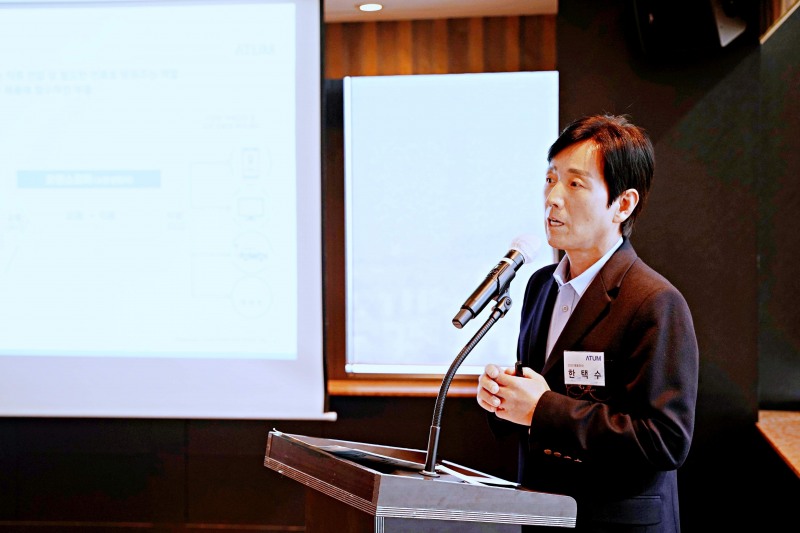한택수 에이텀 대표가 30일 서울 여의도에서 열린 IPO 기자간담회에서 상장 이후 비전에 대해 설명하고 있다. /사진제공 = 서울IR