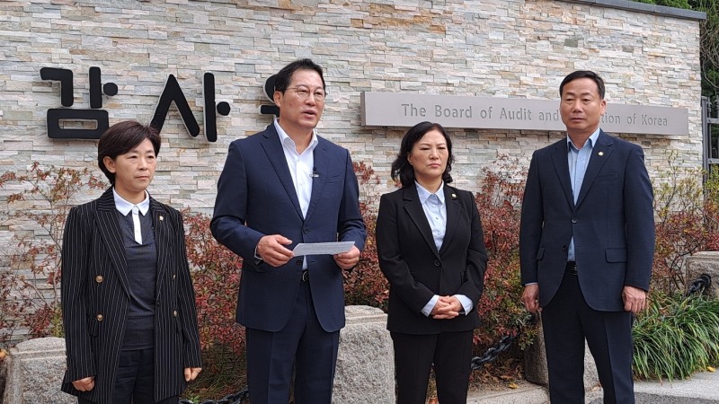 왼쪽부터 중구의회 이정미, 길기영, 조미정, 송재천 의원이 3일 감사원에 공익감사 청구서를 제출한 뒤 기자회견을 하고 있다. / 사진=한국금융신문