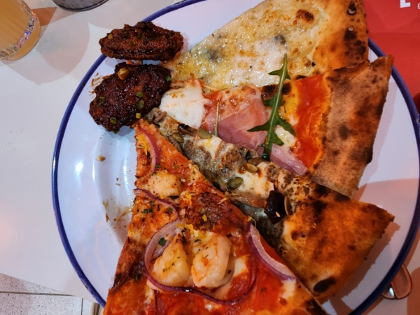 2일 오후 서울 성동구 서울숲 디타워에서 '고든램지 스트리트 피자' 론칭 1주년 미디어데이가 열렸다. 사진은 피자와 사이드메뉴(초콜릿 윙). /사진=손원태기자