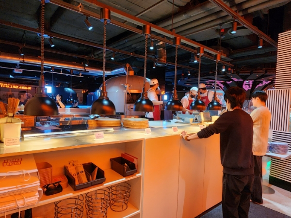 2일 오후 서울 성동구 서울숲 디타워에서 '고든램지 스트리트 피자' 론칭 1주년 미디어데이가 열렸다. 사진은 피자 조리 과정을 지켜보는 사람들. /사진=손원태기자