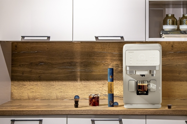 청호나이스(대표 김성태)가 자사 커피머신 정수기 ‘에스프레카페’의 지난달 매출액이 전달(9월) 대비 10% 이상 상승했다고 3일 밝혔다. /사진=청호나이스