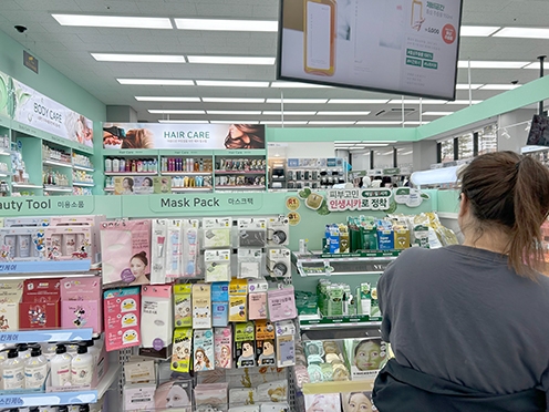 ▲ 뷰티 코너를 구경하는 손님의 모습. 사진 = 박슬기 기자