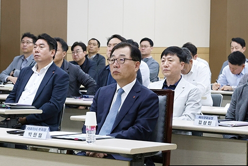 ▲ 롯데건설 박현철 부회장을 비롯한 전 임원이 지난달 열린 안전교육에서 ‘경영진 안전 마인드셋 강의’를 경청하고 있다. 사진제공 = 롯데건설