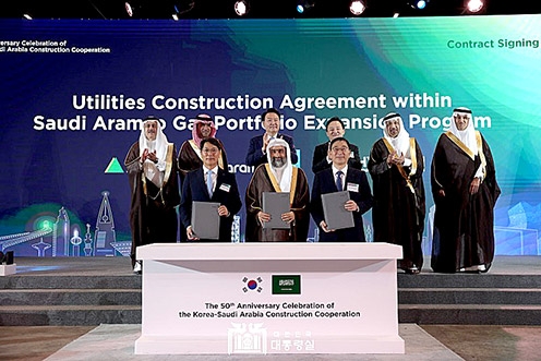 ▲ 1열 좌측부터 홍현성 현대엔지니어링 대표, 와일 알 자파리 아람코 부사장, 윤영준 현대건설 대표, 2열 좌측부터 아민 알 나세르 아람코 CEO, 마지드 알 호가일 사우디 주택부장관, 윤석열 대통령, 원희룡 국토부장관, 칼리스 알 팔리 사우디 투자부장관, 살레 알 자세르 사우디 교통부장관. 사진제공 = 대한민국 대통령실