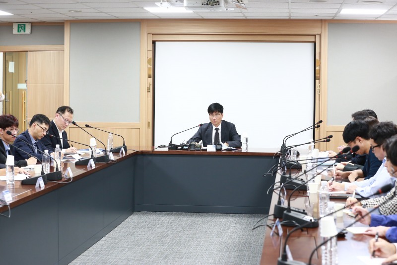 김범수 상품 심사판매국 국장이 2일 오후3시 보험개발원 9층 대회의실에서 14개 손보사 임원들에게 독감 특약 보장 금액 증액 자제를 당부하고 있다.(2023.11.02.)./사진제공=금융감독원