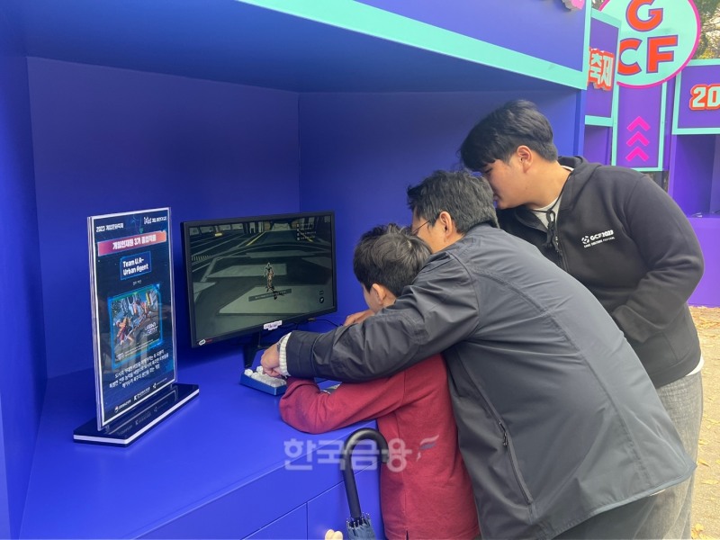 트레이닝 캠프에서 한 아이와 아빠가 게임인재원 3기 졸업작품을 직접 체험해보고 있다. / 사진=이주은 기자