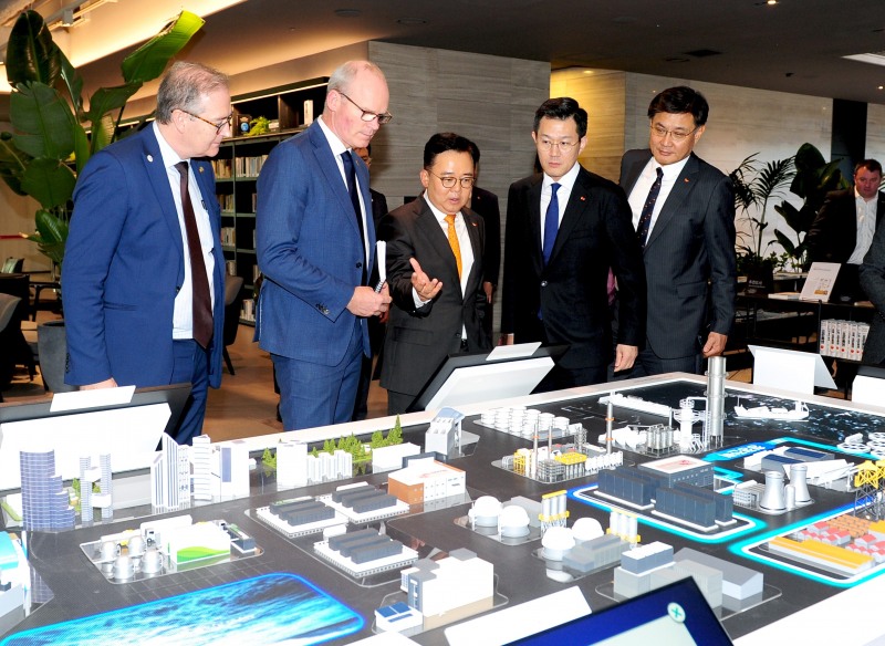 박경일 SK에코플랜트 사장(왼쪽 3번째)이 사이먼 코브니(Simon Coveney) 아일랜드 기업통상고용부 장관(왼쪽 2번째)에게 해상풍력, 태양광 등 재생에너지 사업 개발 전반이 총 망라된 디지털 디오라마(Diorama)를 보며 SK에코플랜트의 에너지 생태계에 대해 설명하고 있다. / 사진제공=SK에코플랜트