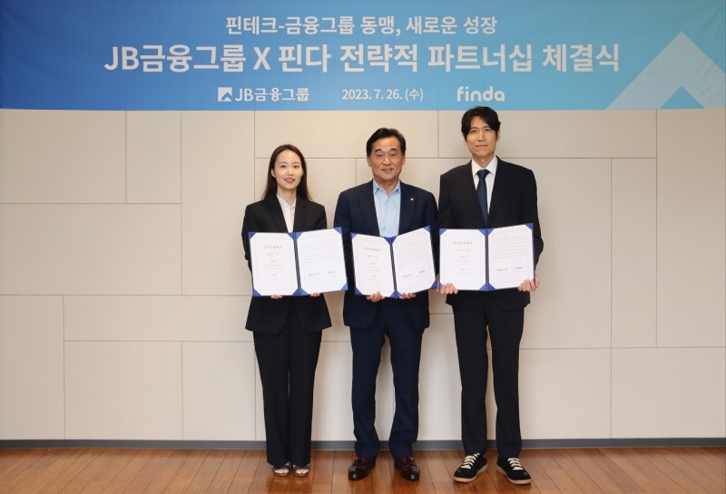 김기홍 JB금융지주 회장(가운데)과 이혜민 핀다 공동대표(왼쪽), 박홍민 핀다 공동대표(오른쪽)가 지난 7월 전략적 투자 계약식에서 함께 기념촬영을 하고 있다. /사진제공=핀다
