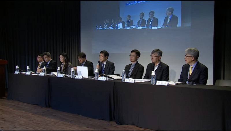 7일 서울 중구 은행연합회에서 한국금융연구원이 개최한 ‘2023년 금융동향과 2024년 전망 세미나’에서 토론을 진행하고 있다. 사진 오른쪽부터 한동환 KB금융지주 경영연구소장, 정중호 하나금융경영연구소장, 정우현 금융감독원 은행감독국장, 임형석 한국금융연구원 은행연구실장, 김선우 금융위원회 금융혁신과 사무관, 미라 보스턴컨설팅 파트너, 강영수 금융위원회 은행과장. /사진제공=한국금융연구원 유튜브 생중계