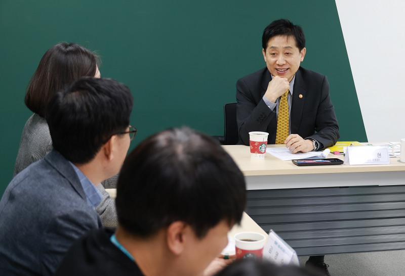 김주현 금융위원장이 7일 오후 서울 강남구 서울금융복지상담센터 청년동행센터와 서울 서초구 대한법률구조공단 개인회생파산지원센터에 방문해 청년·취약계층의 금융이용 애로상황 등을 청취하고 있다./사진제공=금융위