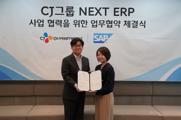 유인상 CJ올리브네트웍스 대표(왼쪽)와 신은영 SAP Korea 대표가 전략적 파트너십을 위한 양해각서를 체결한 뒤 기념촬영을 하고 있다. / 사진제공=CJ올리브네트웍스