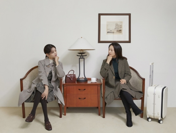 패션기업 세정(대표 함현종)의 여성복 올리비아로렌이 엄마와 딸이 함께 입을 수 있는 ‘모녀 데이트룩’을 제안하며, 온라인 ‘세정몰’에서 기획전을 열고 SNS 이벤트도 전개한다. /사진=세정 올리비아로렌