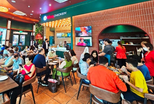 치킨 프랜차이즈 제너시스BBQ그룹(회장 윤홍근)은 필리핀의 수도 마닐라 동남부에 위치한 쇼핑몰 더 샵스(The Shops)에 필리핀 4번째 매장인 '더샵점'을 8일 개장했다. /사진=제너시스BBQ