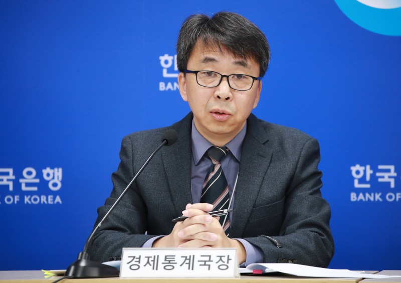 신승철 한국은행 경제통계국장이 8일 오전 서울 중구 한국은행에서 2023년 9월 국제수지(잠정)의 주요 특징을 설명하고 있다./사진제공=한은